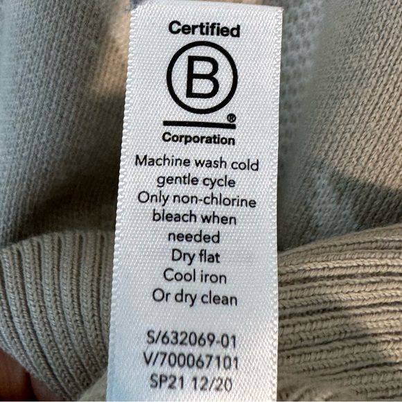 Athleta Jacquard Crew Sweater Wool Blend Abstract Animal Cream Womens Size Small - Picture 6 of 8